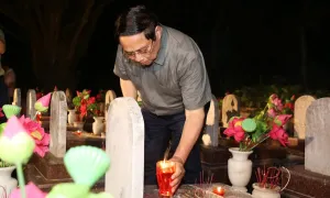 Thủ tướng thắp nến tri ân ở nghĩa trang Trường Sơn Thủ tướng thắp nến tri ân ở nghĩa trang Trường Sơn