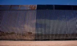 Ông Trump ra lệnh sơn đen tường biên giới với Mexico