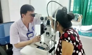 Suýt hỏng mắt do gội đầu bằng rượu ngâm hạt na trị chấy