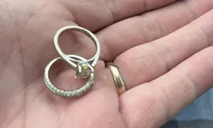 Lục 18 tấn rác tìm lại nhẫn cưới cho vợ