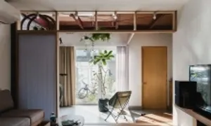 Nhà 30 năm tuổi cải tạo với khoảng trống xuyên tầng cho trẻ em chơi đùa Nhà 30 năm tuổi cải tạo với khoảng trống xuyên tầng cho trẻ em chơi đùa