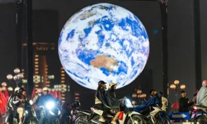 Đông nghịt người đội mưa chụp ảnh quả cầu lơ lửng ở Hồ Tây