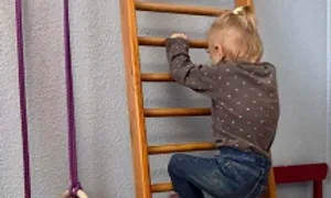 Bé sinh non nặng 300 gram sống sót kỳ diệu